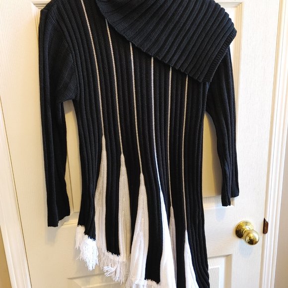 Ladies Black and White Gusseted Sweater - Picture 4 of 4